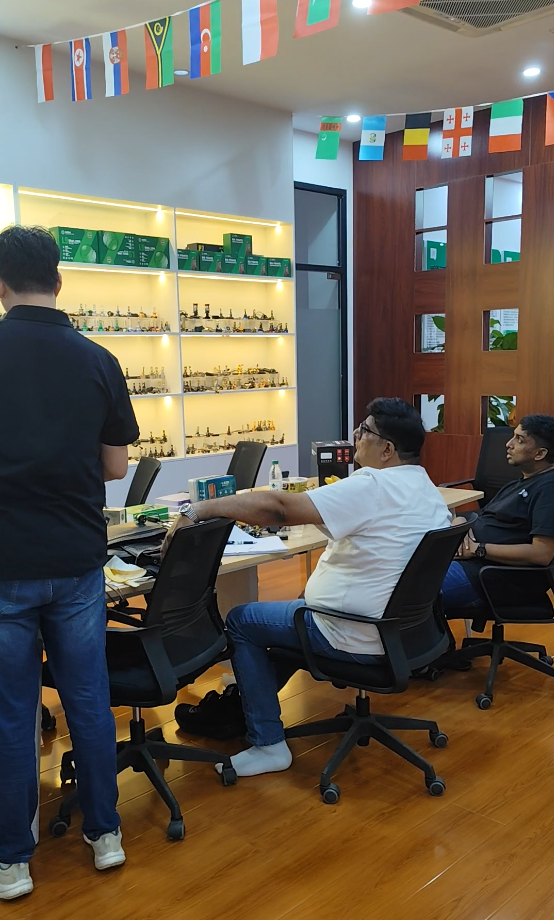 ZuoBan Auto Headlight Factory dá as boas-vindas a agentes indianos para visitar nossa fábrica